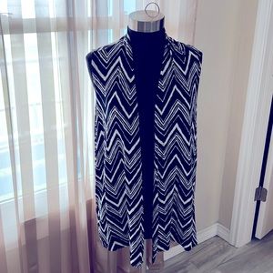 Chicos “travelers” stretchy black and white vest